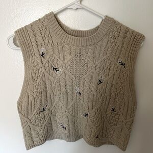 Cropped knitted vest with floral embroidery